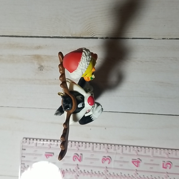 New in box Hallmark keepsake looney tunes ornament - Picture 9 of 10
